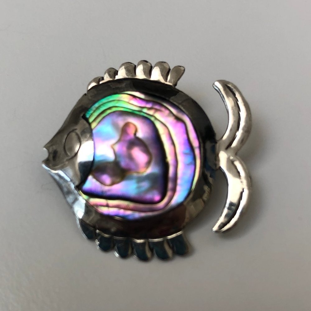 Sterl Silver Fish Brooch w/colour mother of pearl